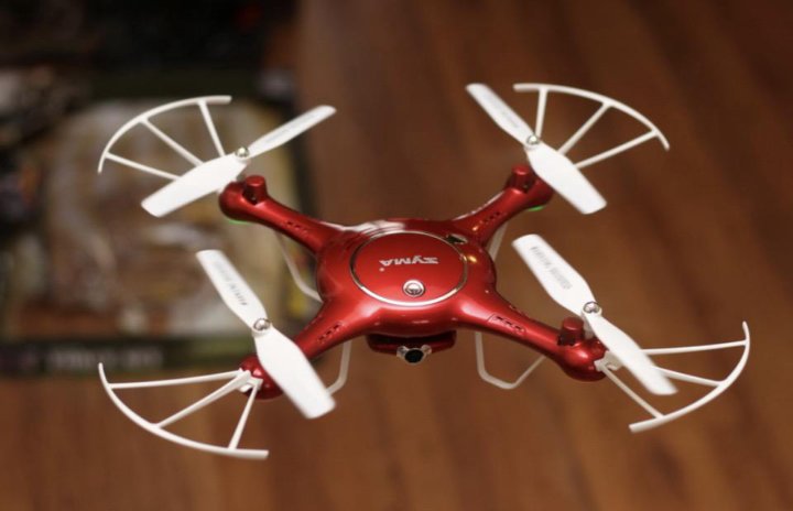 Обзор квадрокоптера syma. Syma x5uw. Квадрокоптер Syma x5uw черный. Дрон Syma x5uw красный-белый. Syma x5hc foot.
