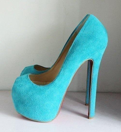 Красивые голубые туфли