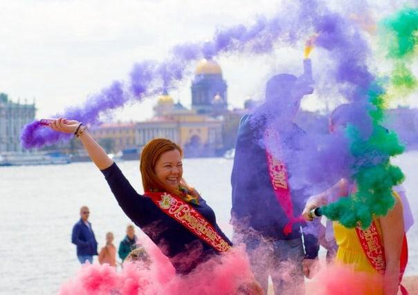 Фото с цветным дымом выпускной