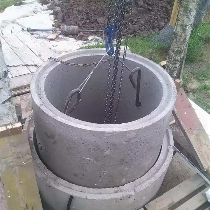 Колодец 16 колец. Скобирование колец колодца. Колодец канализационный железобетонный. Углубление колодцев на плывуне. Приспособление для колодезных колец.