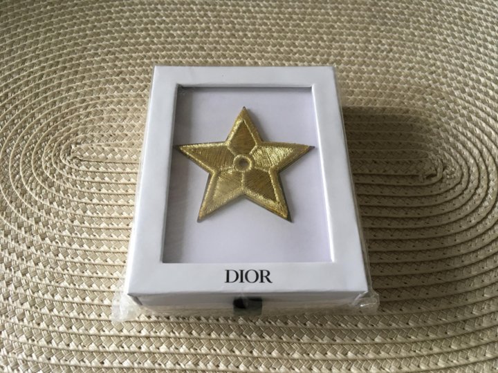 Dior star filter. Dior Star. Dior Star Pin. Подвеска диор звезда. Звезда диор брелок.