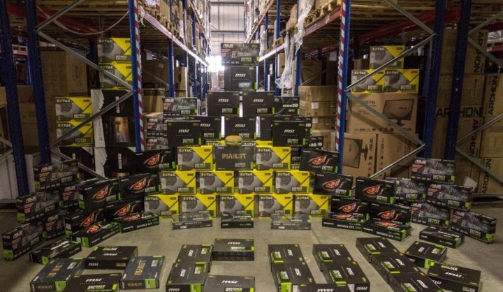 коробки с новыми видеокартами на складе