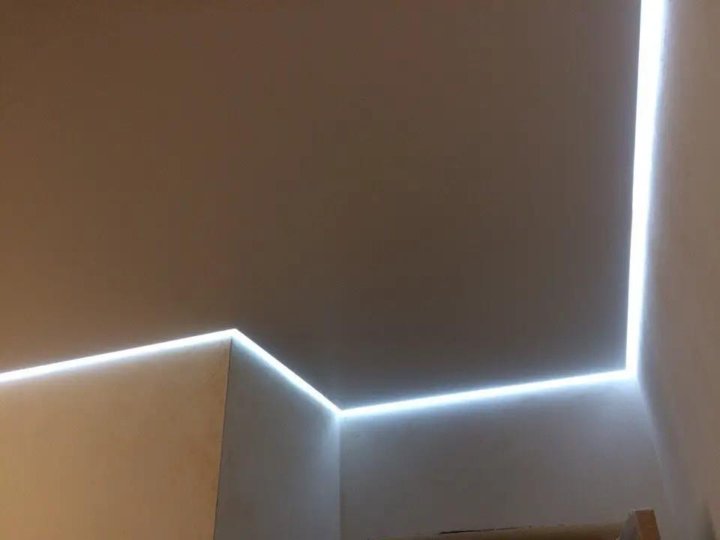 Парящий потолок с подсветкой. Поляюший потолок с подсветкой. Парящий открытого типа. Парящие потолки хорошего. Натяжной потолок с подсветкой.