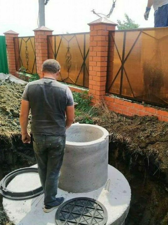Септик из бетонных колец. Септик тюмень. Установка септика тюмень. Септик из бетонных колец с переливом. Септик жби.