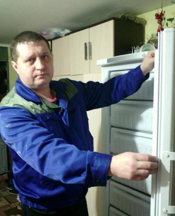 Ремонт выселки. Фото мастера по ремонту холодильников. Мастер по ремонту холодильников в Орехово Зуево.