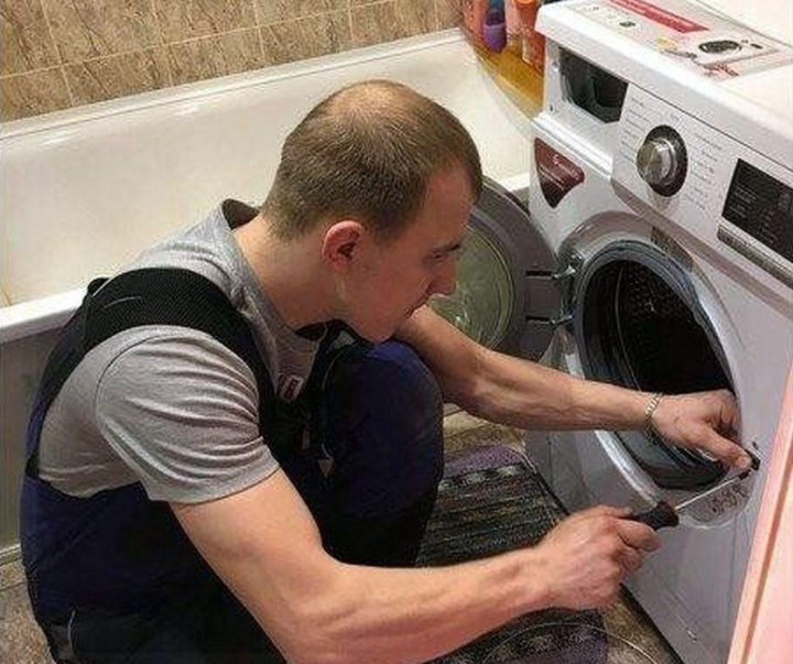 Ремонт стиральных машин на дому горенье. Мастер стиральных машин. Частный мастер стиральных машин. Мастер чинит стиральную машинку. Мужчина чинит стиральную машину.
