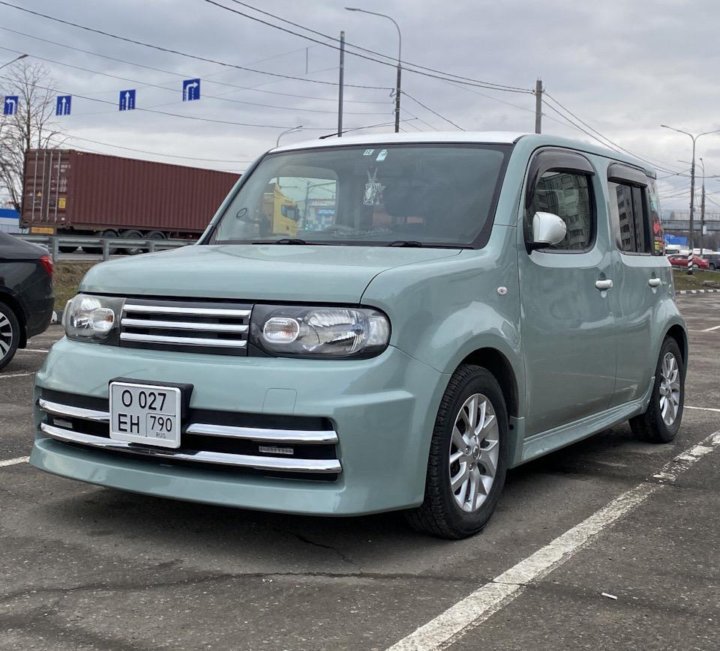 Квадратный номер на Nissan Cube