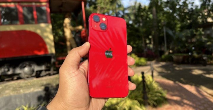 Iphone 13 product red