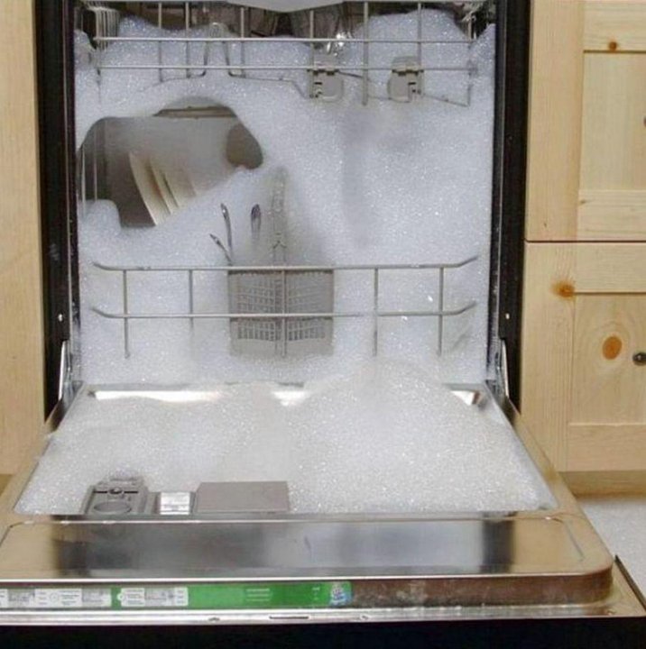 Течь воды посудомоечной машины. Посудомоечная машина sd13j1f ремкомплект. Сломанная посудомоечная машина. Сломалась посудомойка. Течёт посудомоечная машина.