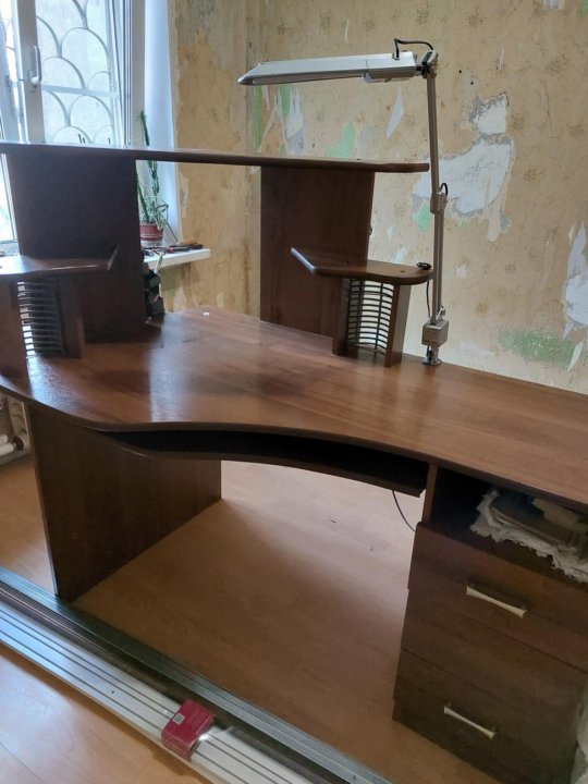 Компьютерный череповце. Отдам даром угловой компьютерный столик. компьютерный стол задаром. компьютерный столик отдадут даром. отдам даром стол.