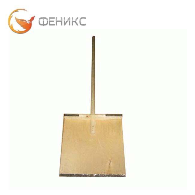 Лопата снегоуборочная деревянная. Лопата снегоуборочная деревянная. Лопата снегоуборочная деревянная. Скребок с деревянным черенком. Лопата для снега деревянная.