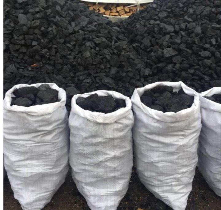 Древесный уголь в полиэтиленовых мешках. Уголь каменный в мешках. Уголь антрацит в мешках. Фасовка угля. Уголь в мешках фото.