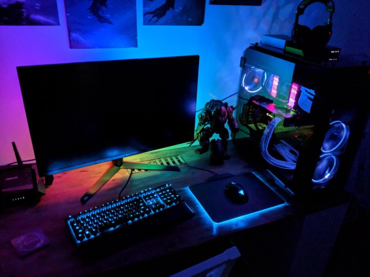 геймер за мощным игровым компьютером с подсветкой