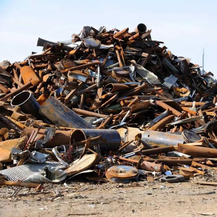 Свалка металлолома. Металолом или металлолом. Свалка металла. Металолом или металлолом. Куча металлолома.