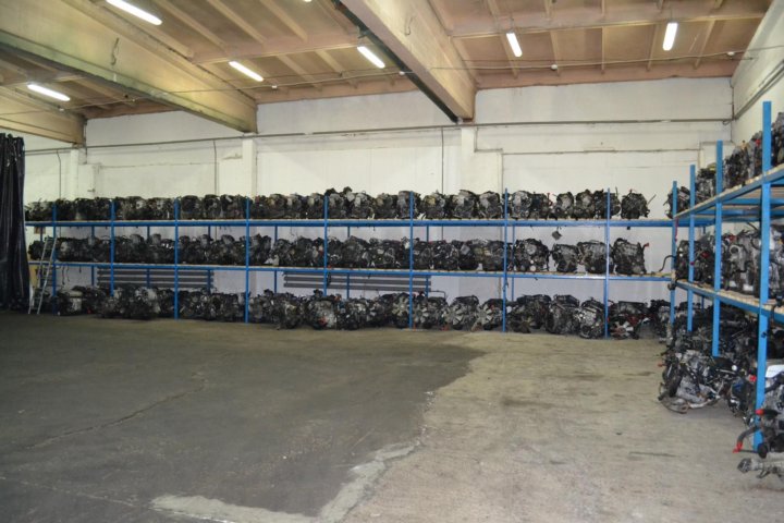 стеллаж с новыми запчастями для двигателя