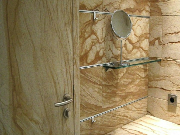 Гибкий мрамор монтаж своими руками. Гибкий камень. Отделка гибким камнем. Гибкий камень для стен в ванной. Отделка ванной комнаты гибким камнем