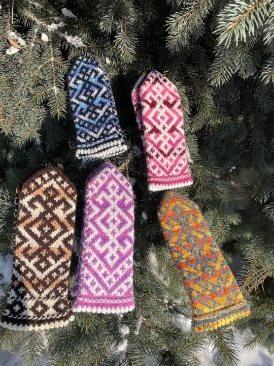 варежки из пряжи 2 цветов. варежки без пальцев. вязаные варежки 2 нитками. варежки из ниток. варежки с ромашками спицы.