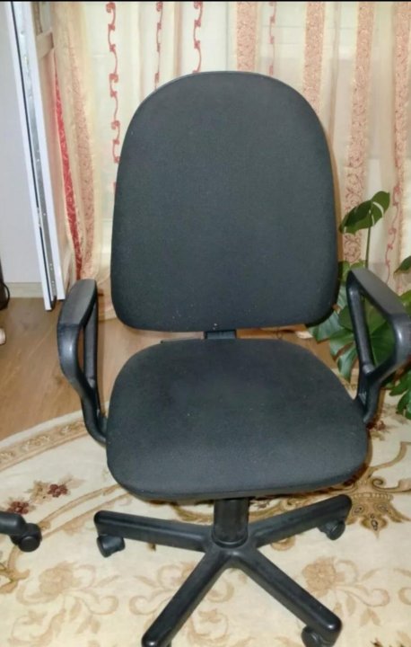 Стул стал черным. Старое компьютерное кресло. Кресло компьютерное обычное. Старый офисный стул. Старый компьютерный стул.