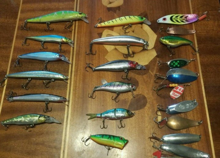 Набор воблеров вертушек для рыбалки. Приманки продать. Приманки продать. Ящик для хранения воблеров. Приманки продать.