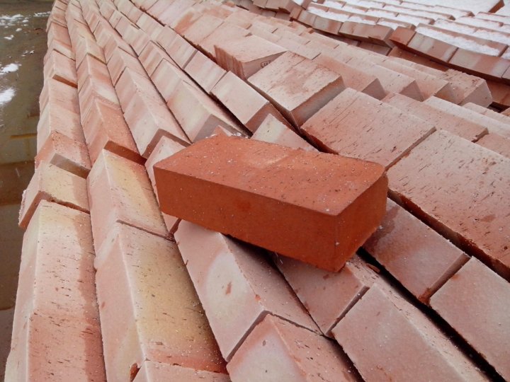 Купить кирпич М-100 полнотелый в Москве. Кирпича М-100 с доставкой