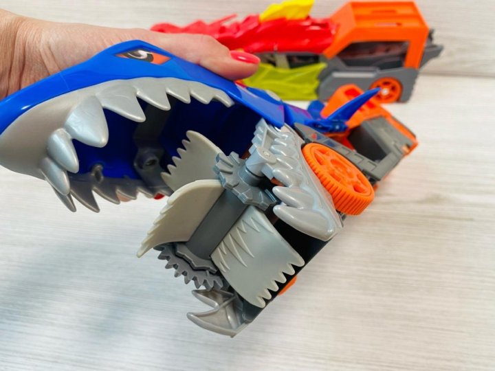 голодная акула hot wheels