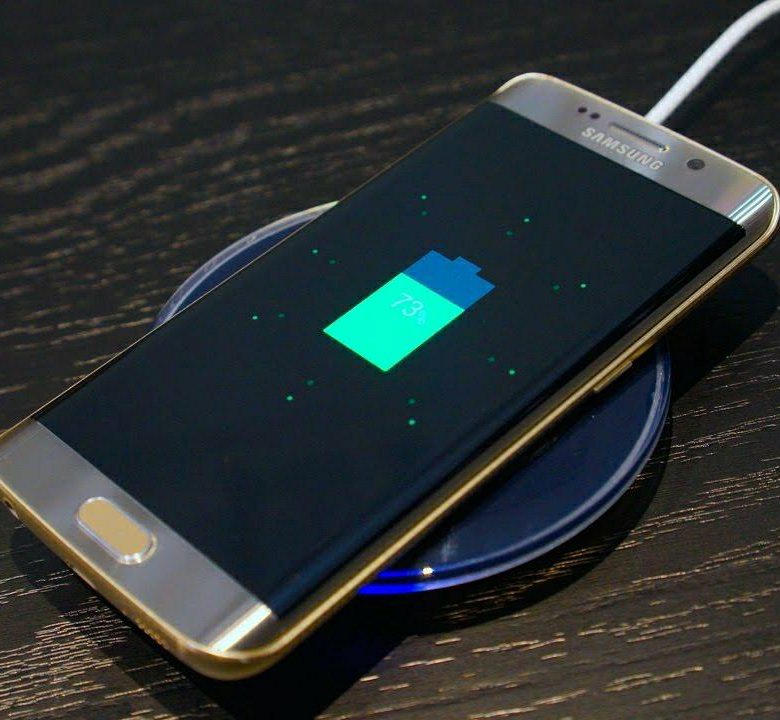 Телефоны с беспроводной зарядкой 2024. Беспроводная зарядка для Samsung Galaxy s7. Беспроводная зарядка самсунг s7 Edge. Зарядка самсунг 2023. Смартфон заряжается.