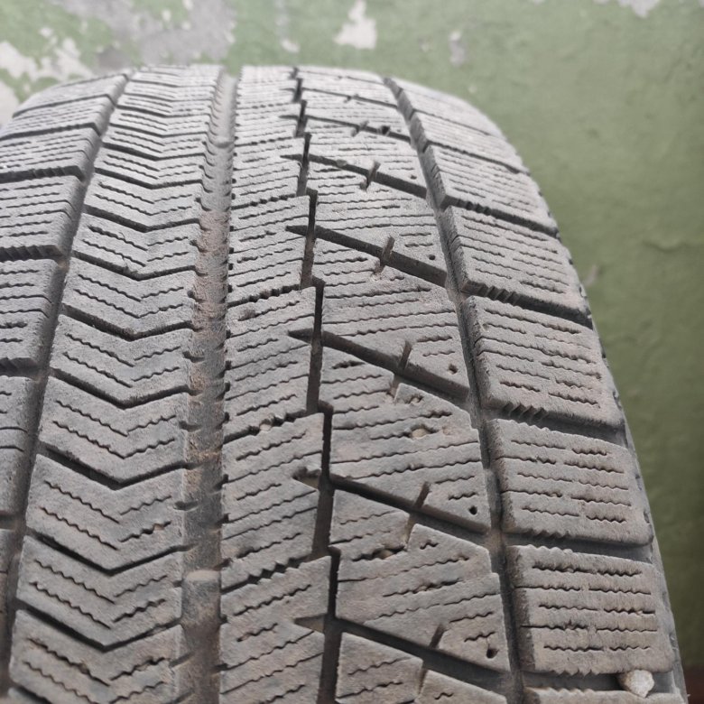 Бриджстоун липучки зимние. Бриджстоун близак липучка. Bridgestone Blizzak DM-v3. Шина Бриджстоун близак липучка.