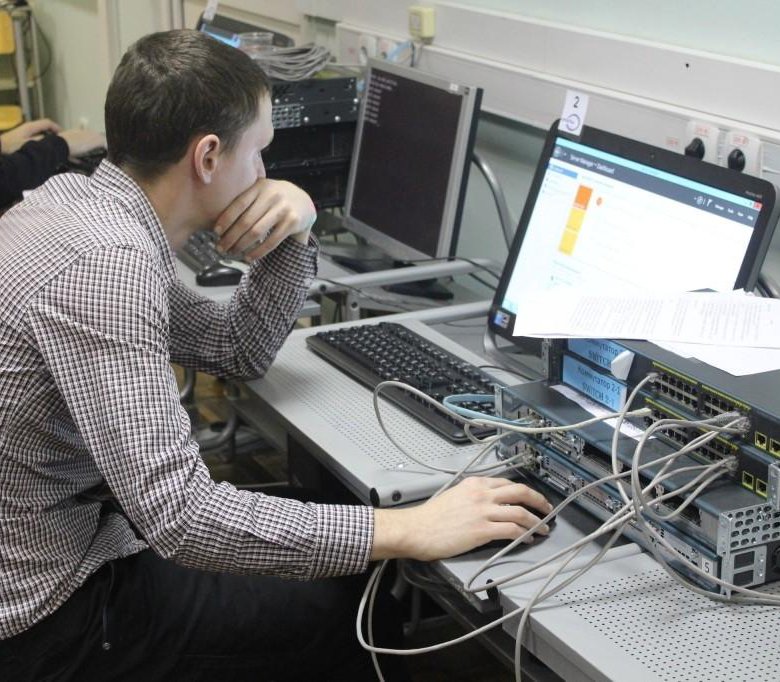 Администратор информационной. Сетевое и системное администрирование. Системный администратор. Профессия системный администратор. Сетевое и системное администрирование специальность.