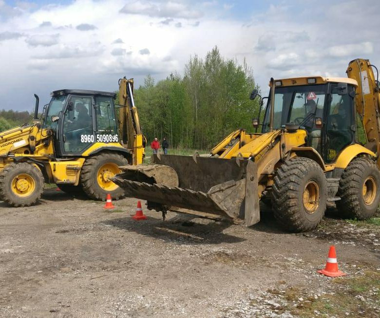 Катерпиллер 428. Машинист экскаватора погрузчика JCB. Водитель экскаватора погрузчика JCB. Caterpillar 1999.