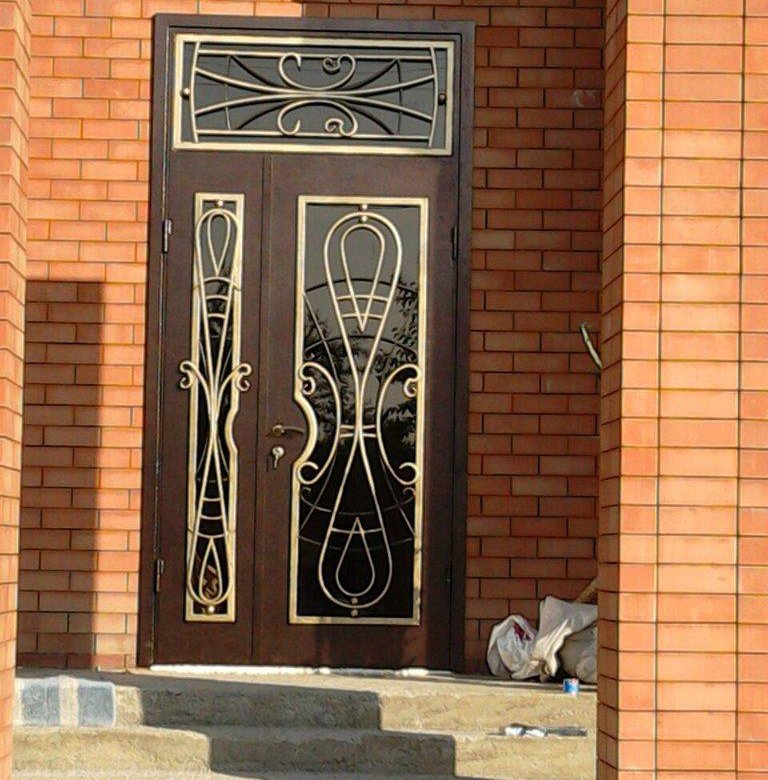 Железные входные двери со стеклом