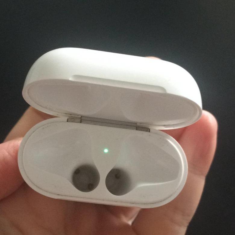 Оригинальный кейс airpods. Кейс от аирподс 2. Наушники аирподсы 2 поколения. Аирподс 2 кейс внутри. Кейс для наушников Apple Earpods.