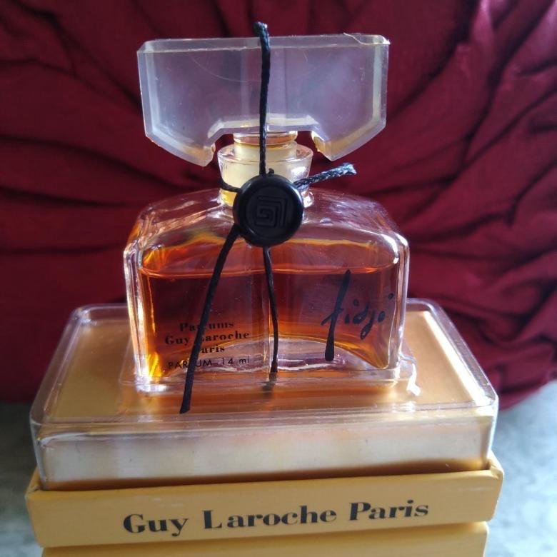 Fidji guy. Guy Laroche Fidji духи 14мл. Guy Laroche Fidji 14 ml. Guy Laroche Fidji Винтаж. Духи Фиджи Винтаж.