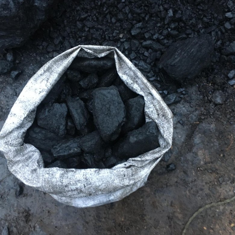 Купить уголь в мешках в новокузнецке. Уголь в мешках от производителя. Уголь в мешках Новокузнецк. Продажа угля картинки. Чем колят уголь.