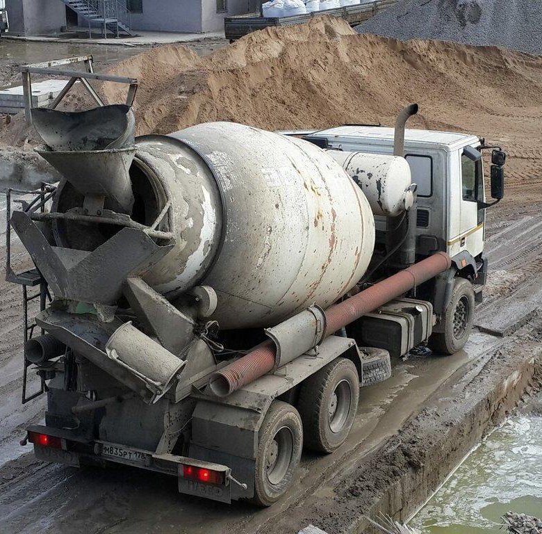 Бетон с доставкой самара. Бетон с доставкой самара. Транспортировка жёсткого бетона. Автобетоносмеситель выгружается. Бетон с доставкой самара.