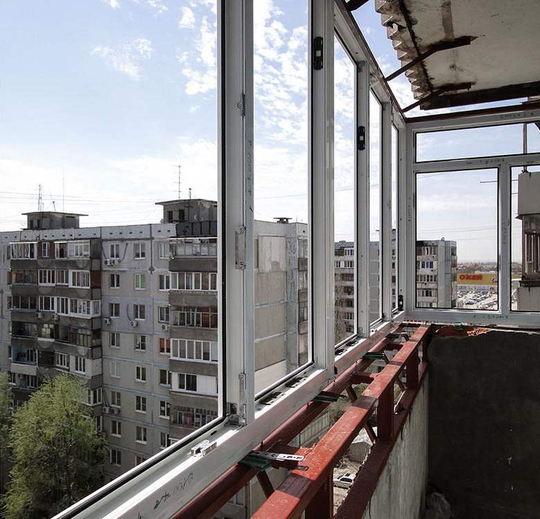 Примеры остекления балконов в панельных домах фото