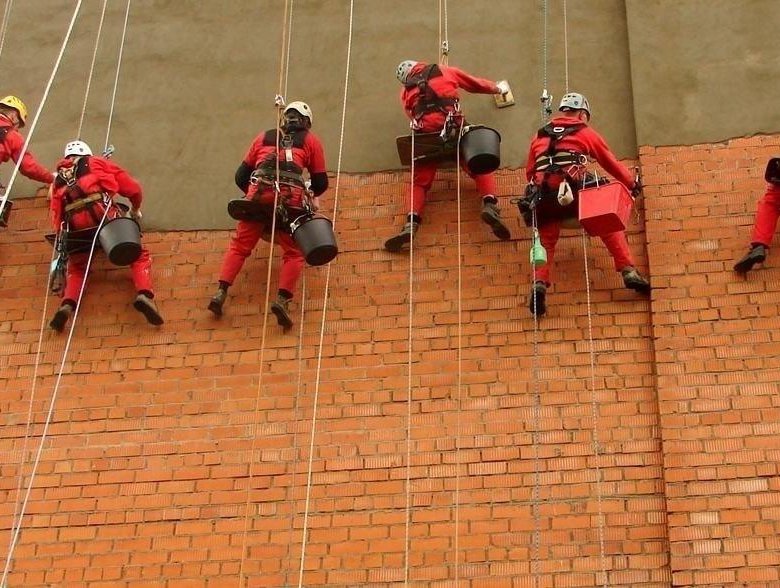 Высотные работы. Строительный альпинизм. Промышленный альпинист. Работа методом промышленного альпинизма. Работа методом промышленного альпинизма.