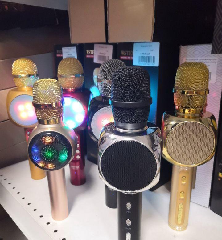 световой микрофон. игрушечный микрофон. светящийся микрофон quatro. микрофон на сцене. микрофон на красивом фоне.