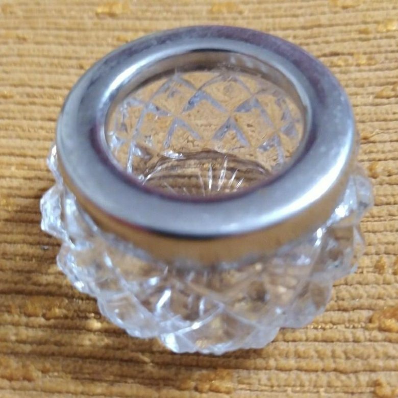 хрустальная старинная солонка. хрустальная солонка с серебром. солонка хрустальная обод серебро. солонка хрустальная с серебряным ободком. хрустальная солонка с серебром.