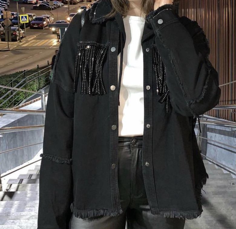Джинсовая куртка со стразами ZARA – купить в Москве, цена 3 000 руб.,продано 31 августа 2021 – Верхняя одежда