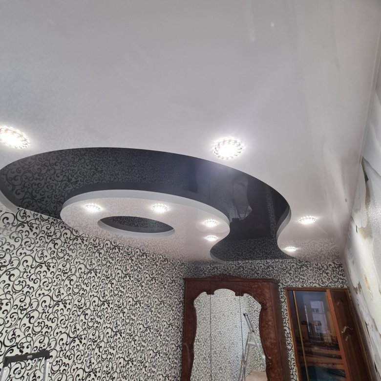 современные подвесные потолки. резные потолки эплай. натяжной потолок с перфорацией розовой. подвесной потолок. потолок двухуровневый натяжной для гостиной.