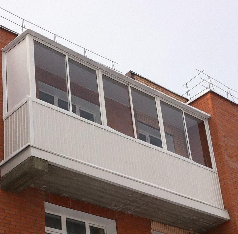 Лоджия пластиковая 6 метров. Алюминиевый балкон. Пластиковая лоджия. Застекленный балкон снаружи. П образный балкон остекление.