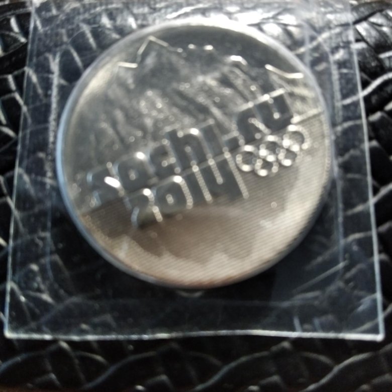 Продать монету 25 рублей сочи. Формула 1 Сочи сувенирные монеты. Монета Сочи 2010 красная Поляна. Химический состав юбилейной монеты Сочи 2011 год. Фото прямоугольный формы серебро 25 рублей Сочи 31,3 грамма.