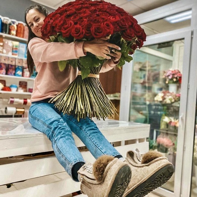 999 роз. Фловер 124 на молокова был такой магазин с цветами. 33 розы за 999 рублей в красноярске. Букет 124 - l (d45-50; h40-45). Букет 51 малиновый пион.