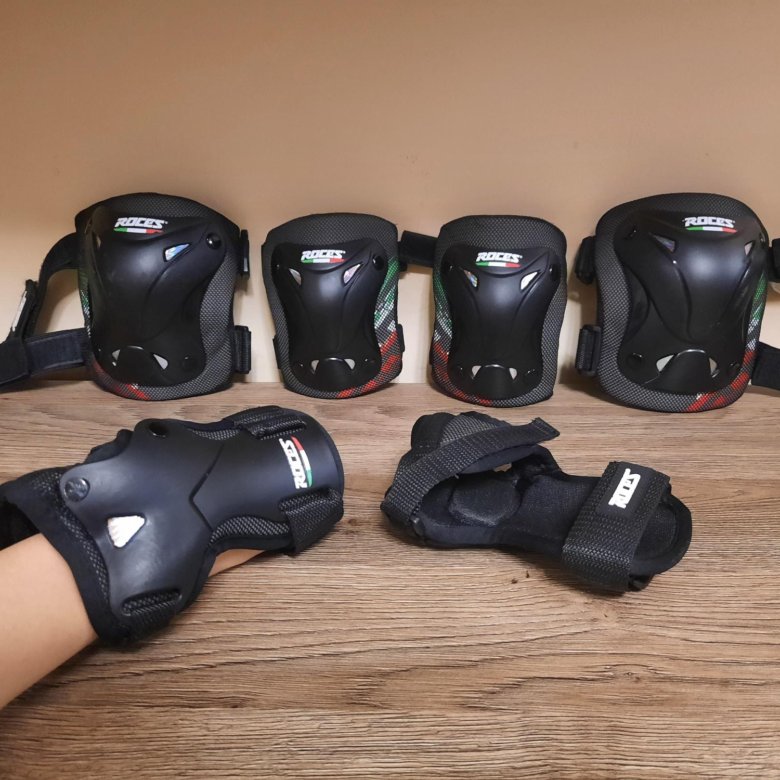 Защита для спорта. Защита коленей Roces размер м. Защита Roces для детей. Защита Roces для детей розовая для запястий. Наколенники Roces Размеры.