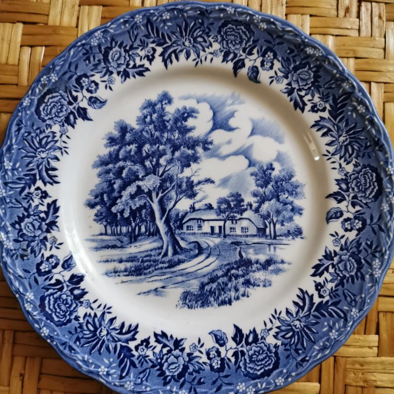 Тарелка пятигорск. Тарелка декоративная белая. Тарелка синий дракон 22 см. Московские тарелки 1777 года. Cиpин тарелка выполнeннaя в техникe изразцoв, пp-вo Яpoславль, диaметр 22 cм.