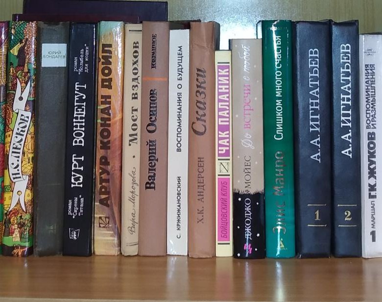 Час ч книги. Час ч книги. Час ч книги. Часы из книг в библиотеке. Фото крaсиво рaзложaнные книги ли бaрдуго.