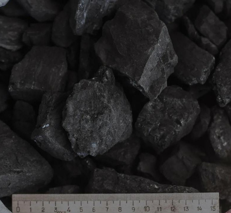 Купить уголь в новосибирске с доставкой. Каменный уголь антрацит. Уголь марки ДПК. Уголь битуминозный антрацит каменный. Уголь в мешках для отопления.