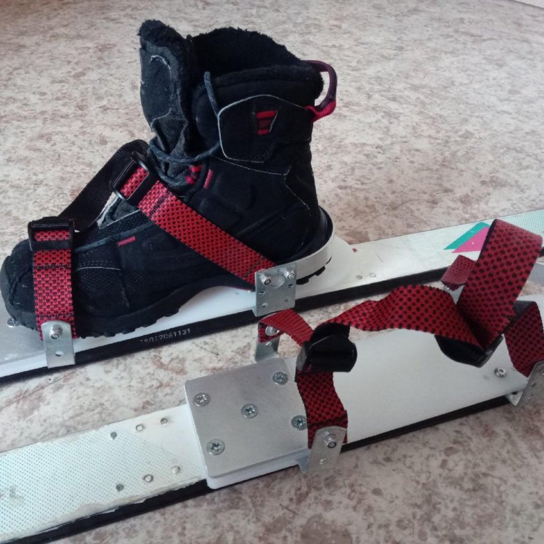 Лыжи с креплениями и ботинками