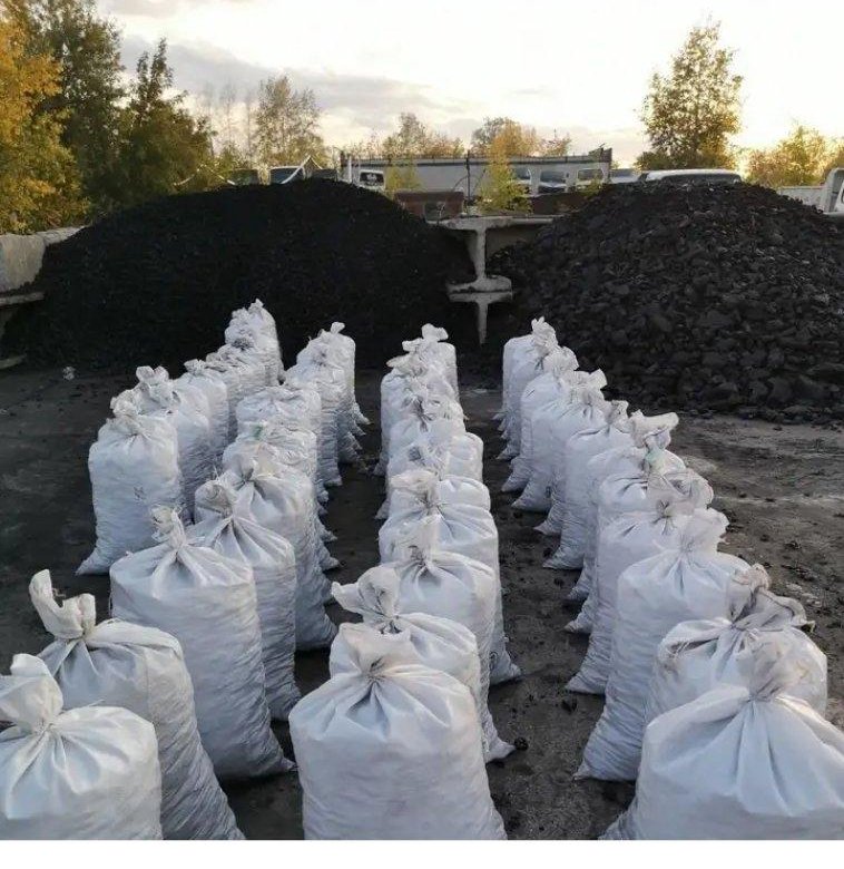 Купить уголь в мешках в новосибирске. Уголь каменный в мешках. Уголь фасованный в мешках. Уголь орех в мешках. Уголь в мешочке.
