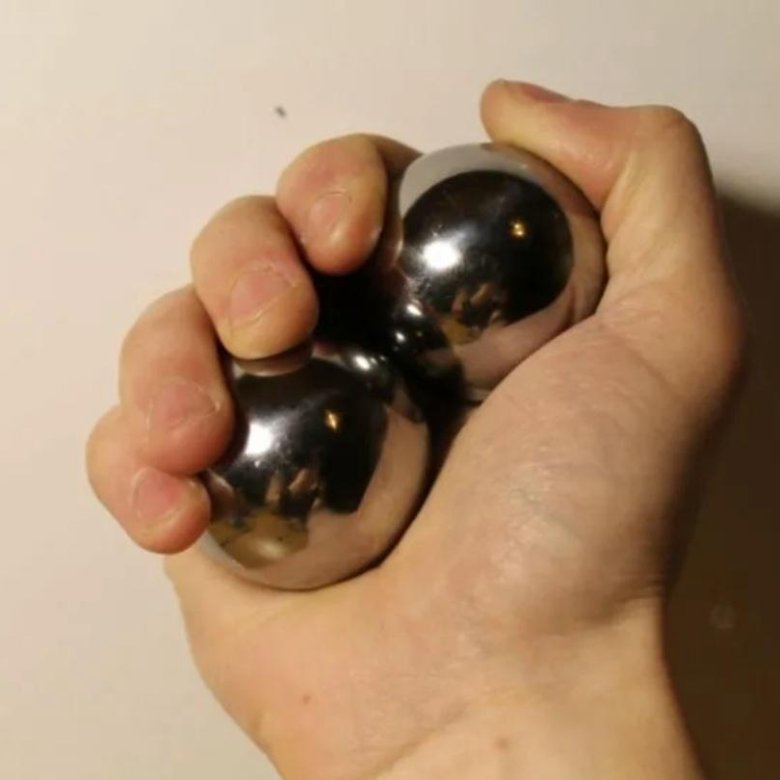 Катание шаров по полу. Шары Гантань металлические. Металлические шарики в руке. Металлические шары для рук. Китайские металлические шары.